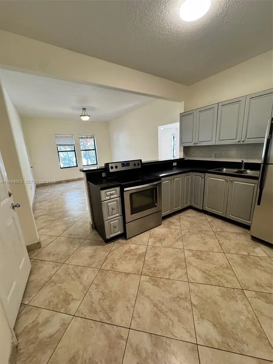 2000 Monroe St # 11, Hollywood FL 33020