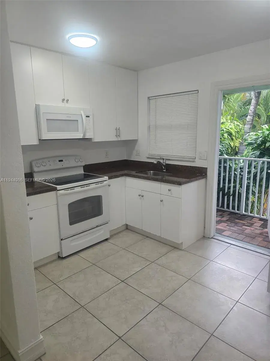 3260 NE 19th AVE Apt 17, Hollywood FL 33306