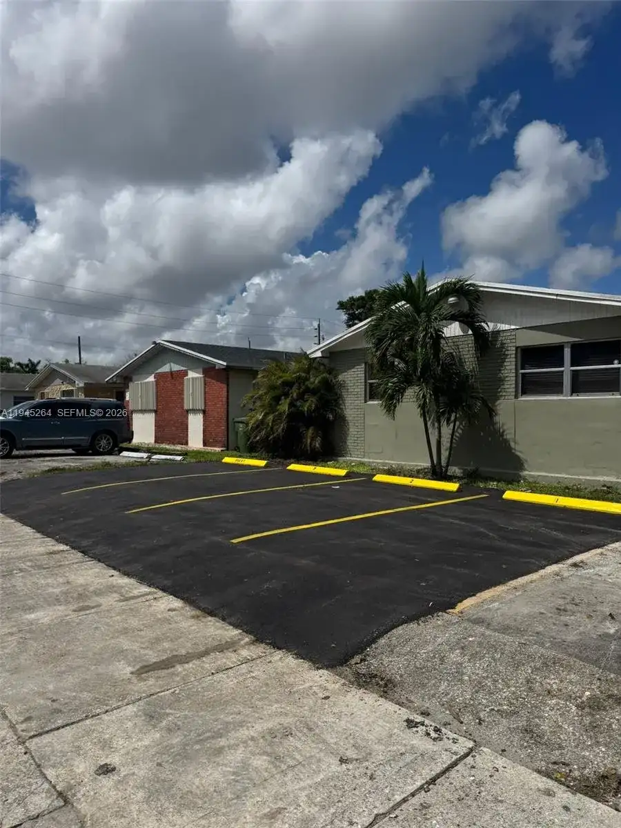 844 SW 10th St, Hallandale Beach FL 33009 photo 2