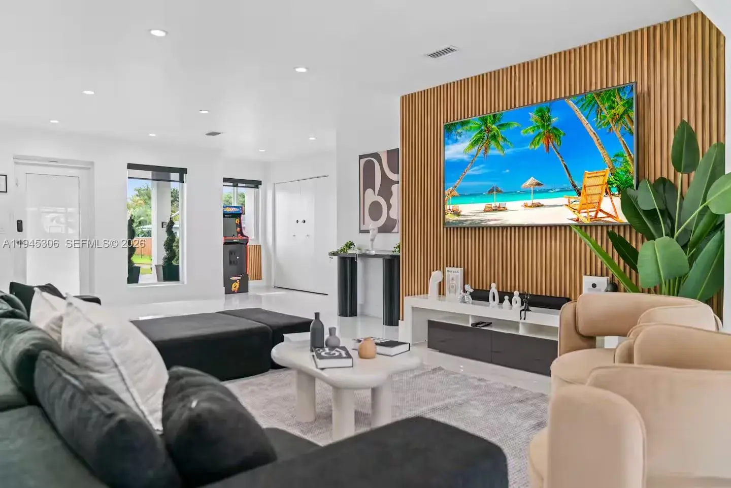 700 NW 9th Ct, Hallandale Beach FL 33009