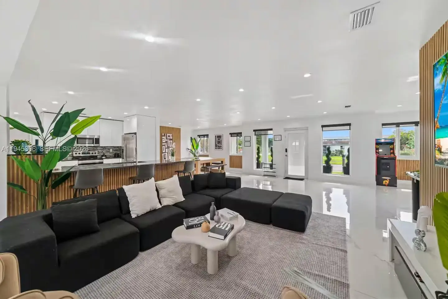 700 NW 9th Ct, Hallandale Beach FL 33009