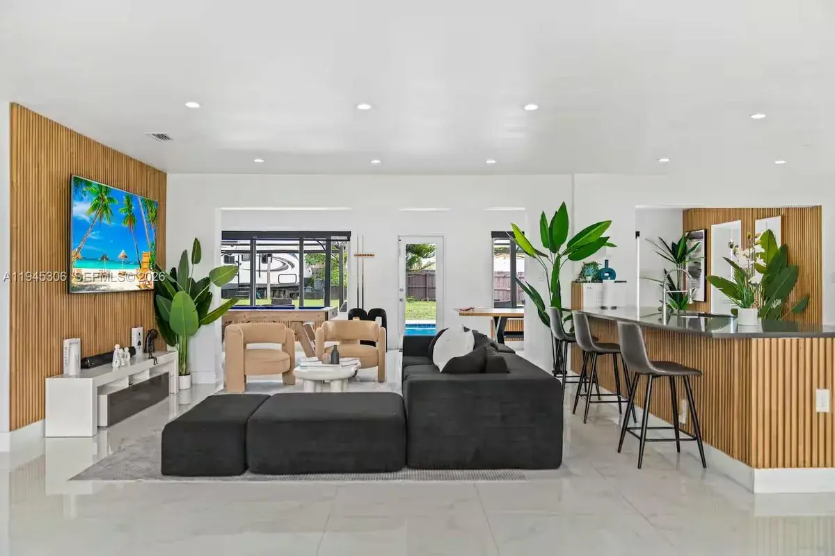 700 NW 9th Ct, Hallandale Beach FL 33009