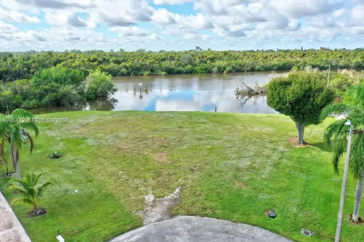 305 SE Camino Ct, Port St. Lucie FL 34952