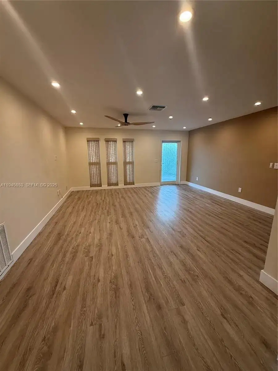 407 SE 4th Ter, Dania Beach FL 33004 photo 2