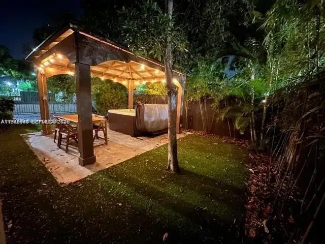 875 NW 2nd St, Miami FL 33128 photo 2