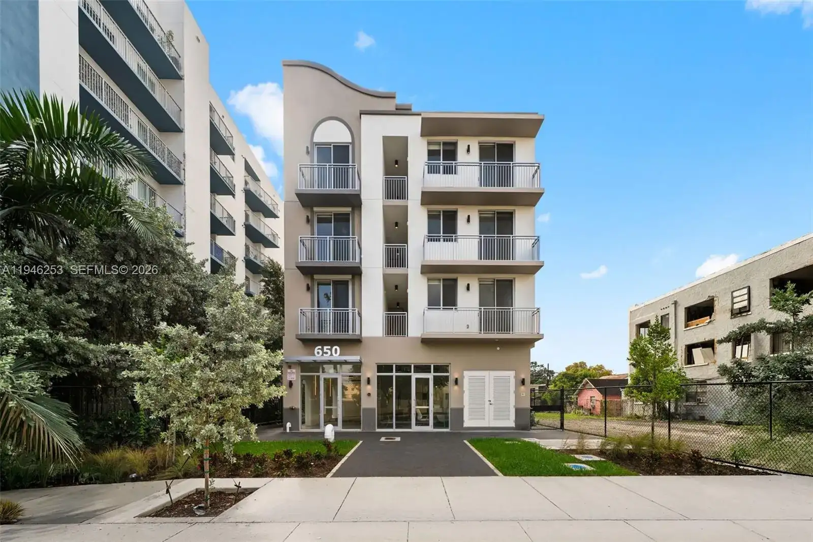 650 SW 1st St # 305, Miami FL 33130 photo 2