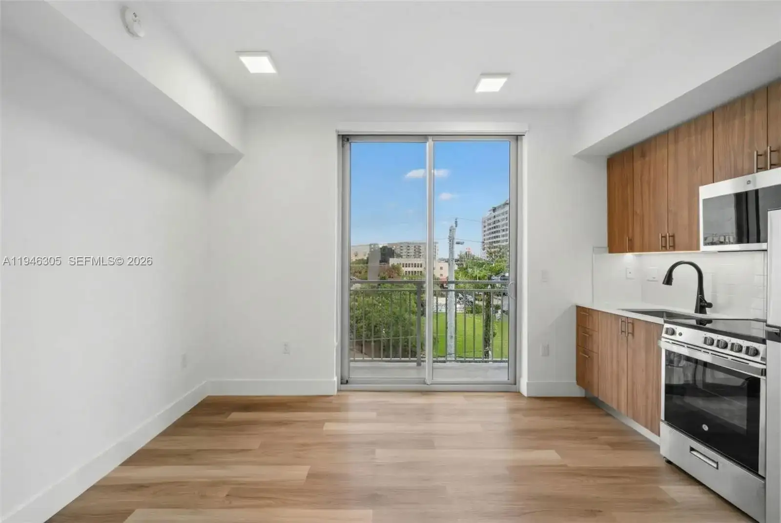 650 SW 1st St # 406, Miami FL 33130 photo 4