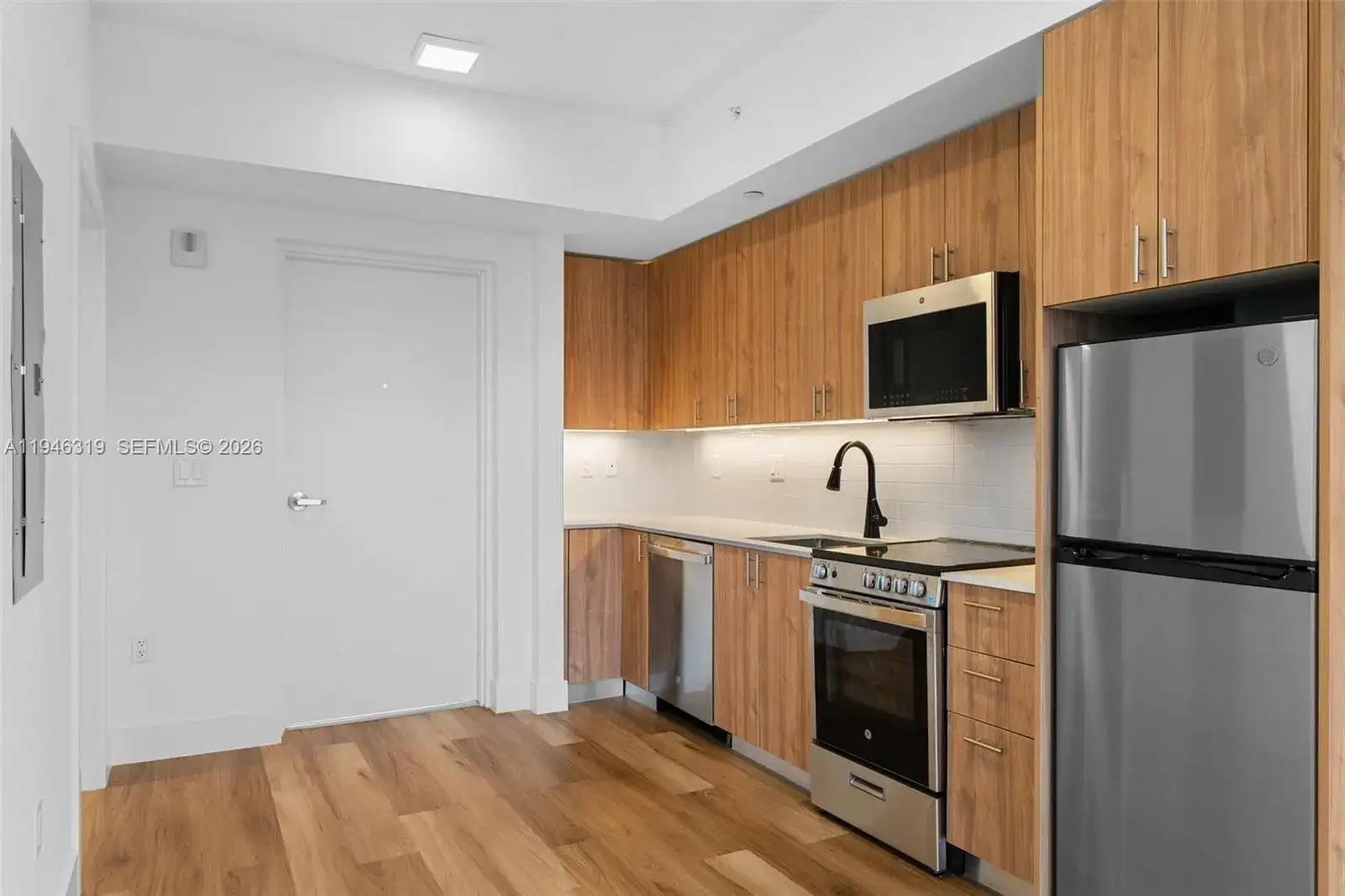 650 SW 1st St # 302, Miami FL 33130 photo 2