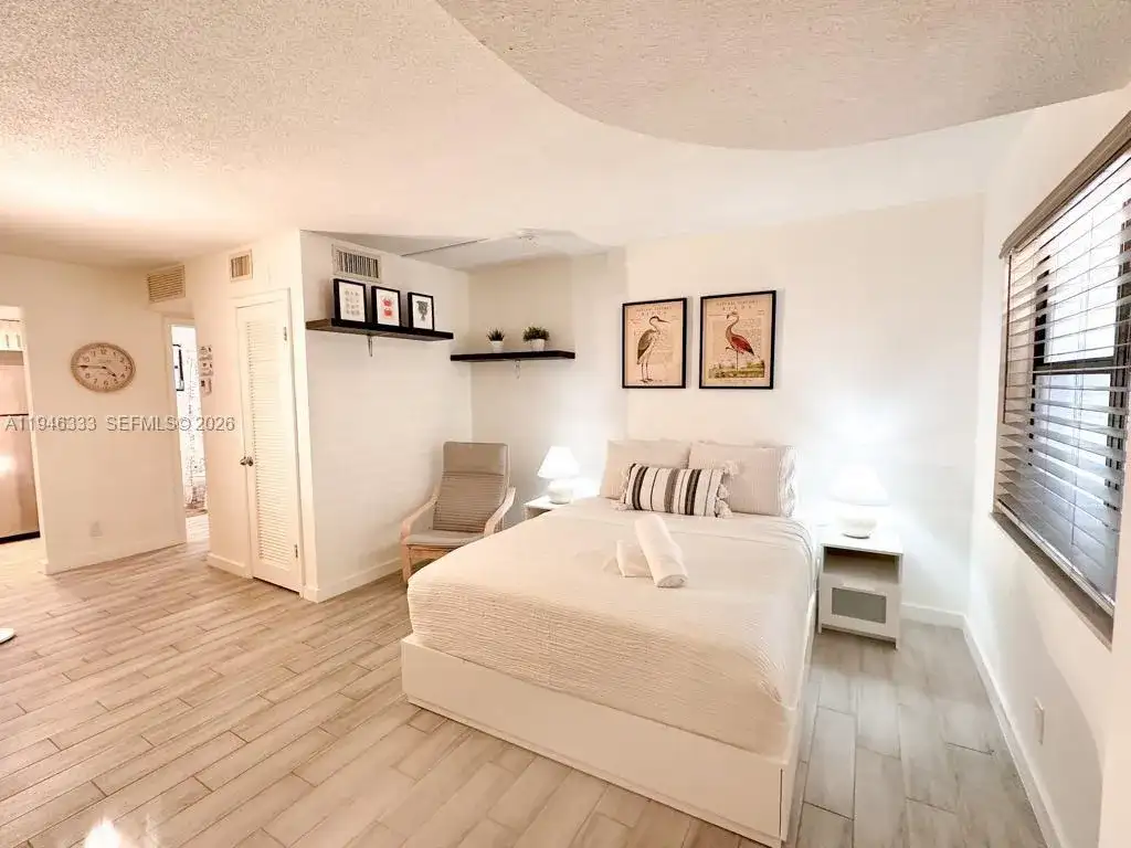 664 SE 20th Ave # 6, Deerfield Beach FL 33441 photo 2