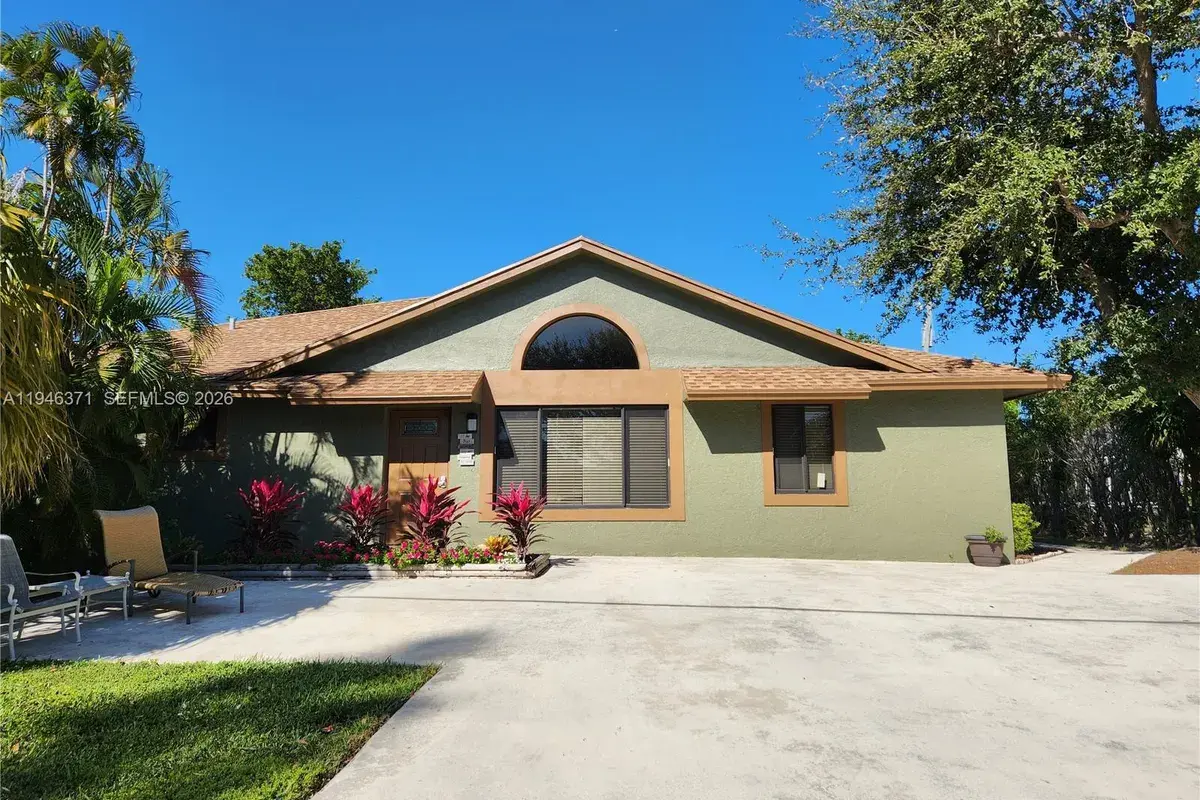 825 Dogwood Dr, Delray Beach FL 33483