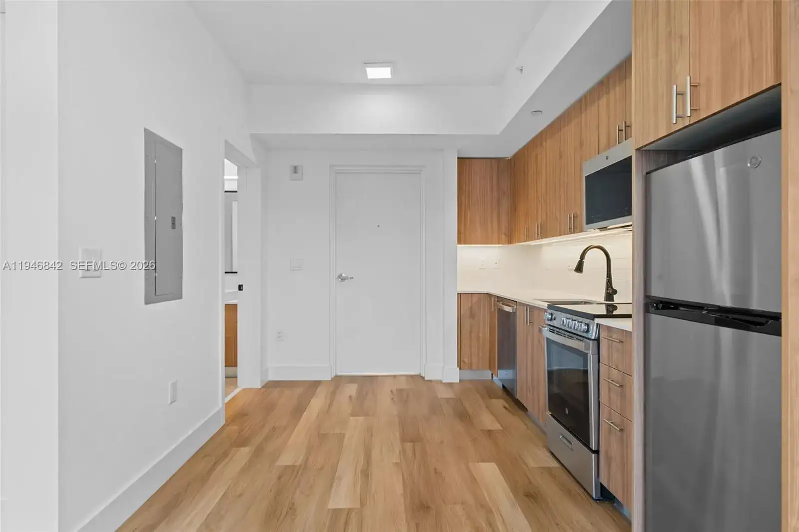 650 SW 1st St # 402, Miami FL 33130 photo 3
