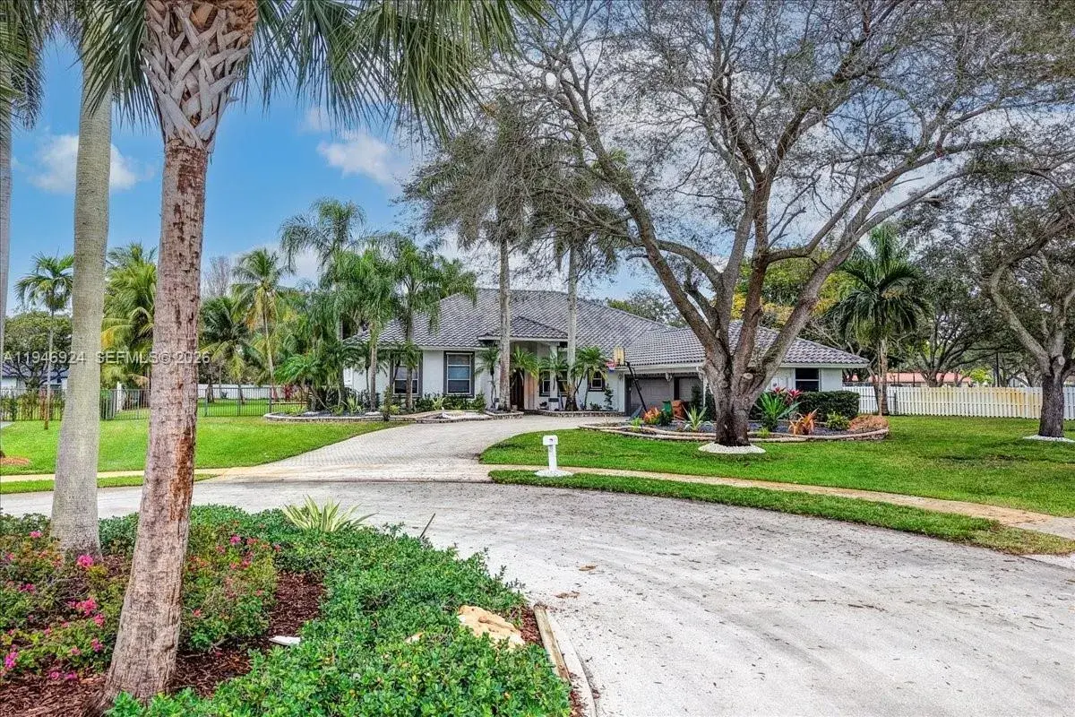 13801 Alexandria Ct, Davie FL 33325
