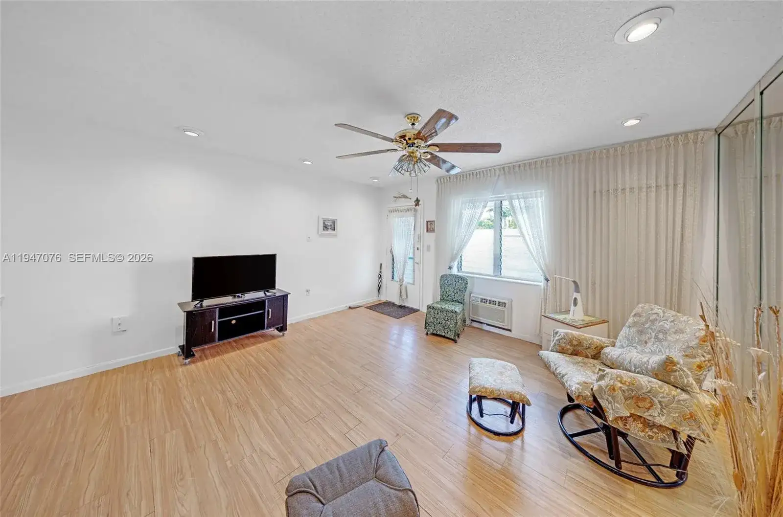 15600 NE 6th Ave # 28D, Miami FL 33162 photo 2