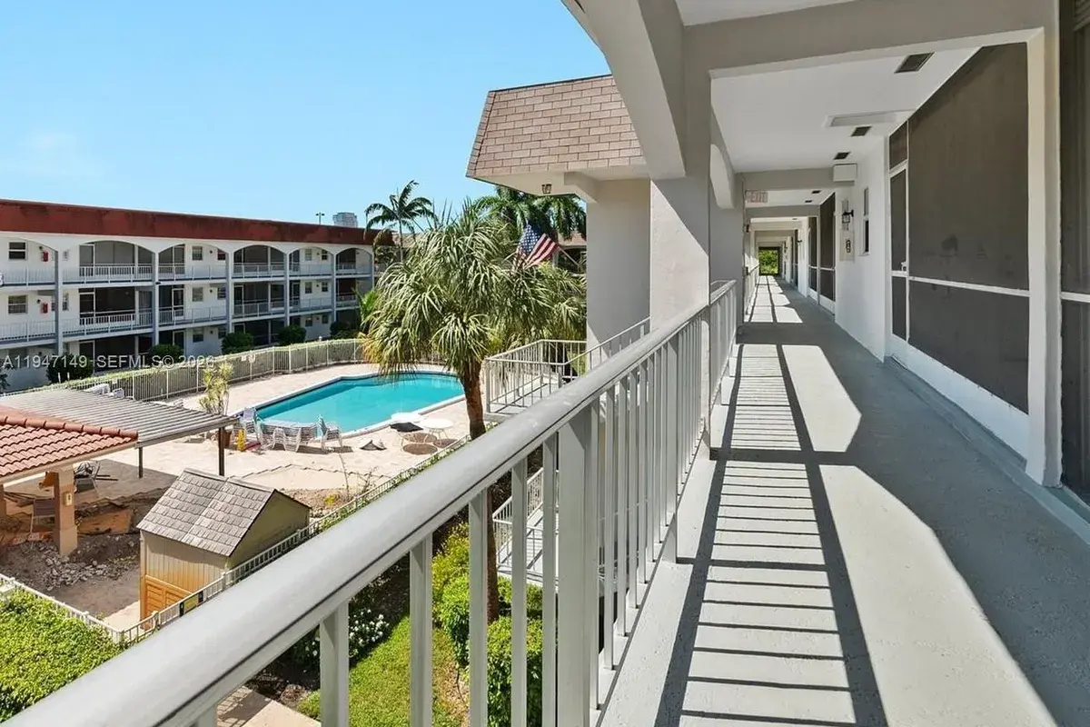 581 Blue Heron Dr # B, Hallandale Beach FL 33009