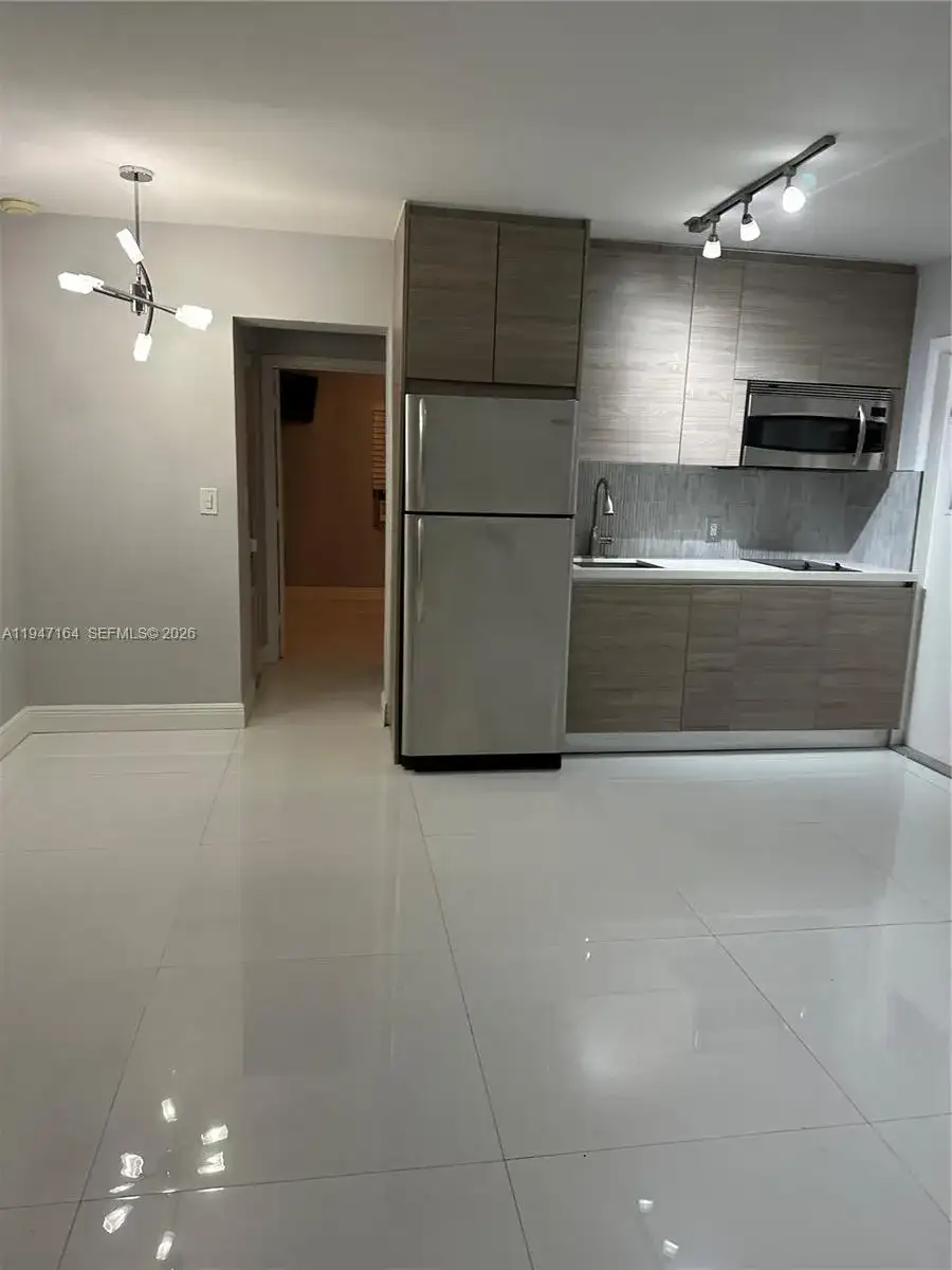 323 Washington Ave # 12, Miami Beach FL 33139 photo 2