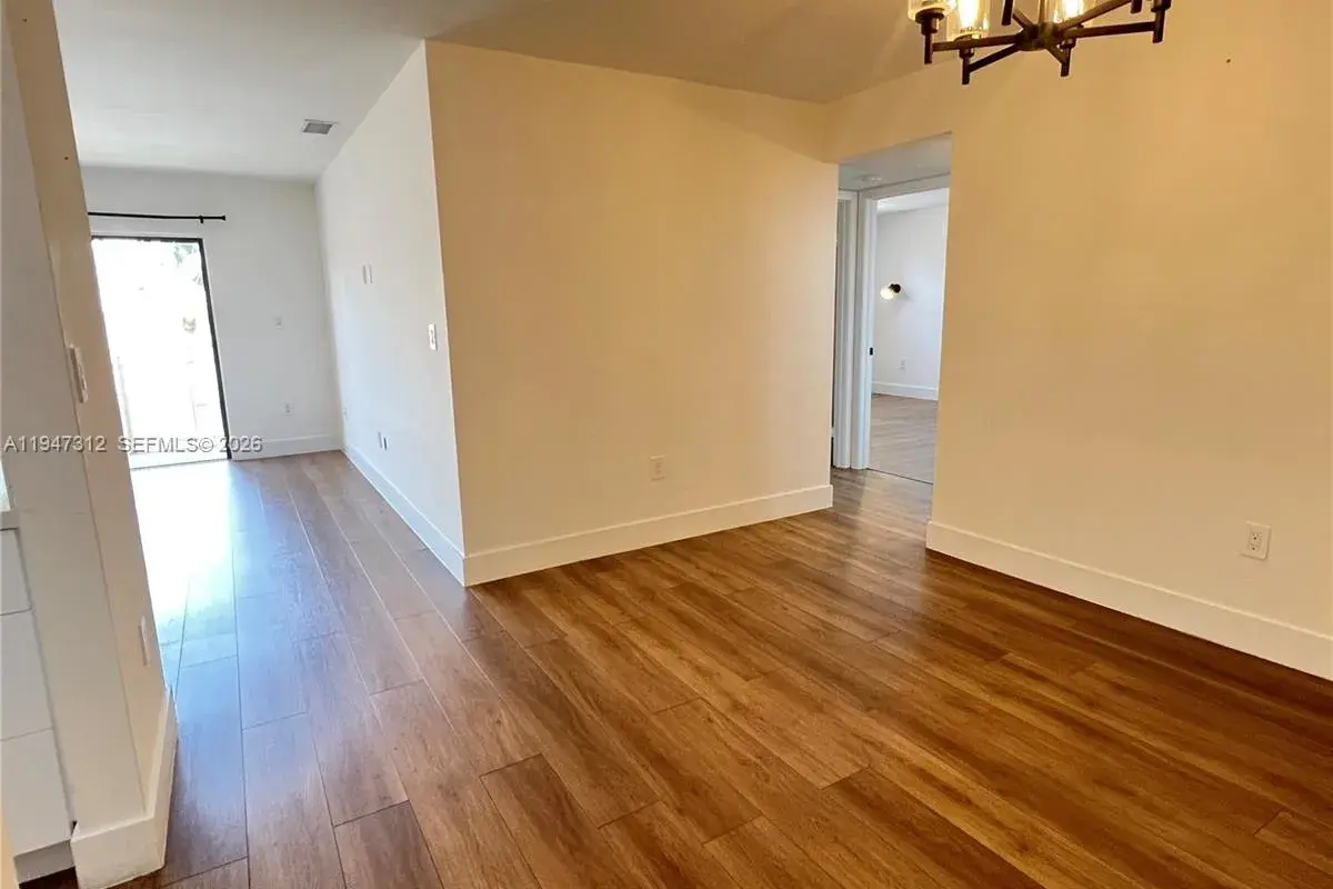 8425 NW 8th St # 406, Miami FL 33126
