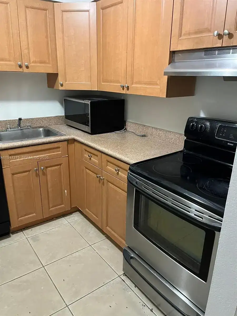 5221 Geneva Way # 302, Doral FL 33166 photo 2