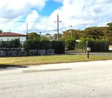 14200 Carver Dr, Miami FL 33176 photo 2