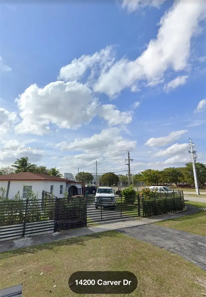 14200 Carver Dr, Miami FL 33176 photo 3