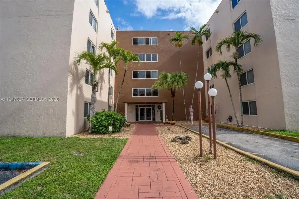 6960 Miami Gardens Dr # 124, Hialeah FL 33015 photo 3