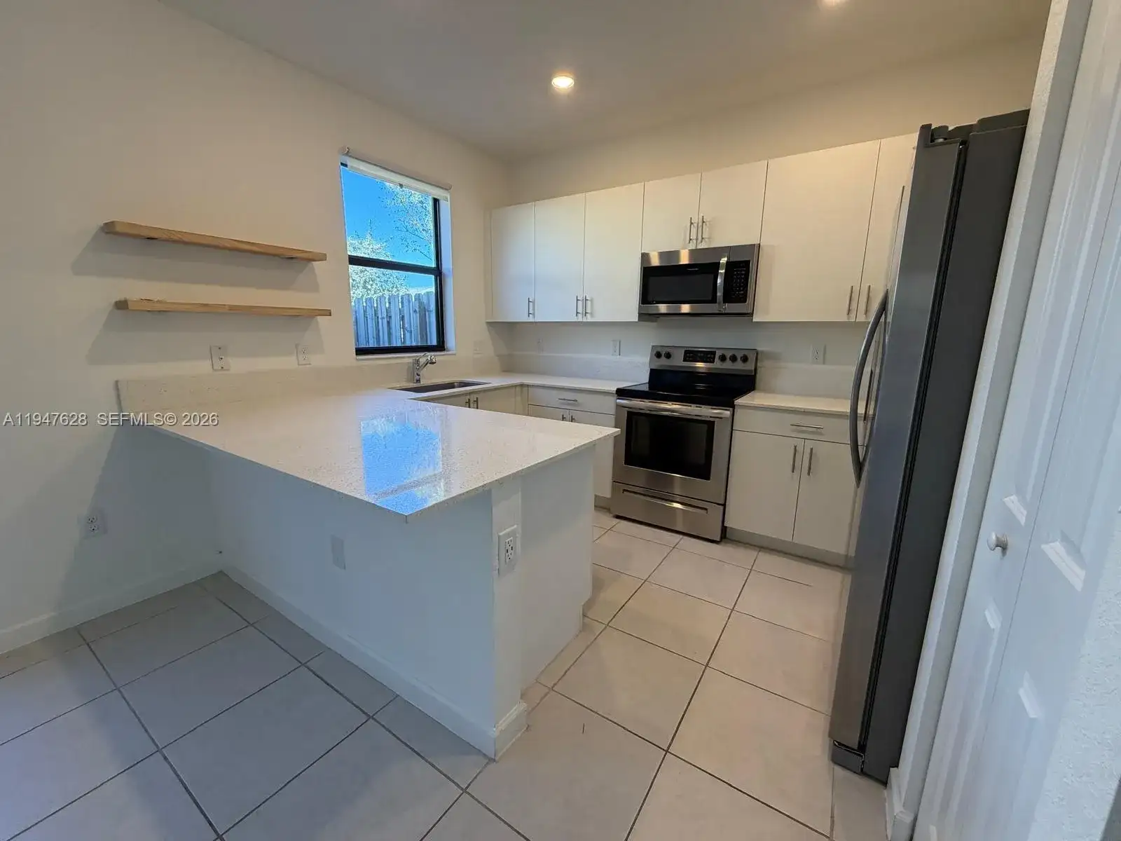 909 NE 211th St, Miami FL 33179 photo 4