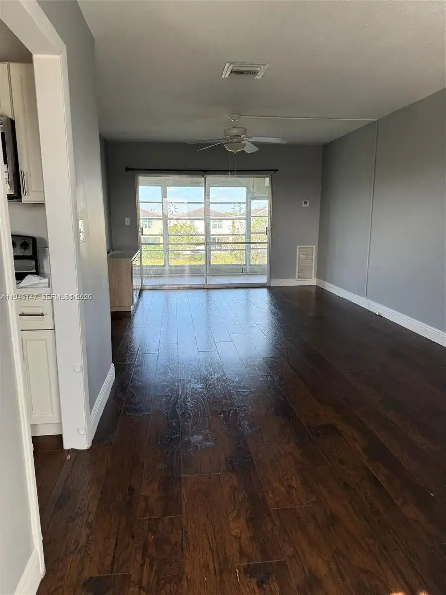 1021 Crystal Lake Dr # 307, Deerfield Beach FL 33064 photo 2