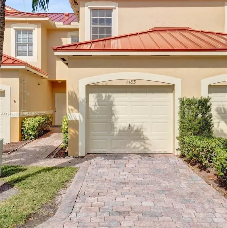 4183 Crystal Lake Dr, Deerfield Beach FL 33064