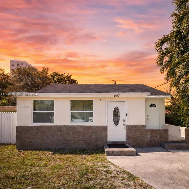 810 NW 21st Ct, Miami FL 33125