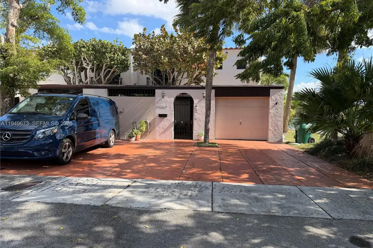 7216 Jacaranda Ln, Miami Lakes FL 33014