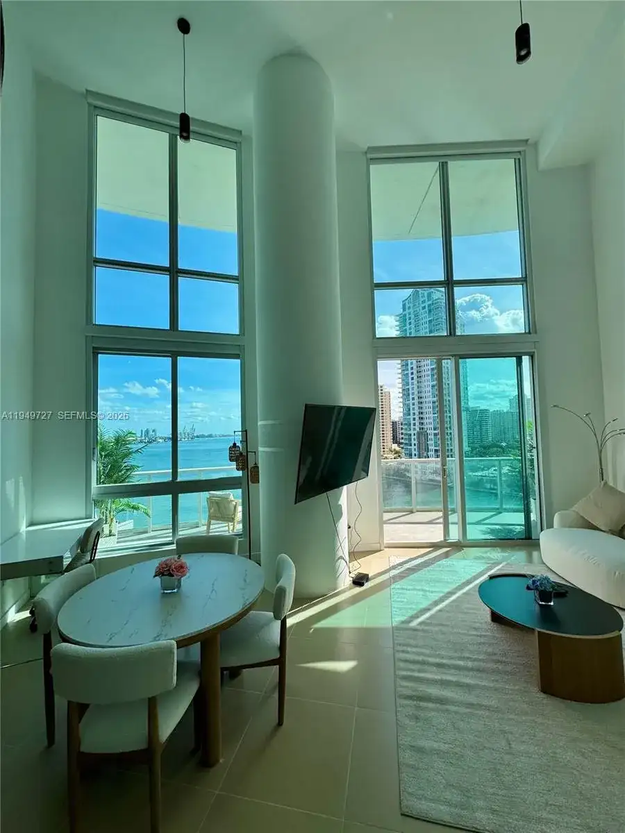 300 S Biscayne Blvd # 1218, Miami FL 33131 photo 2