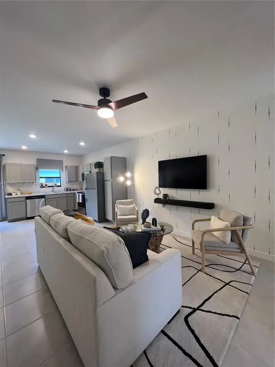 417 NE 1st Dr, Florida City FL 33034 photo 2