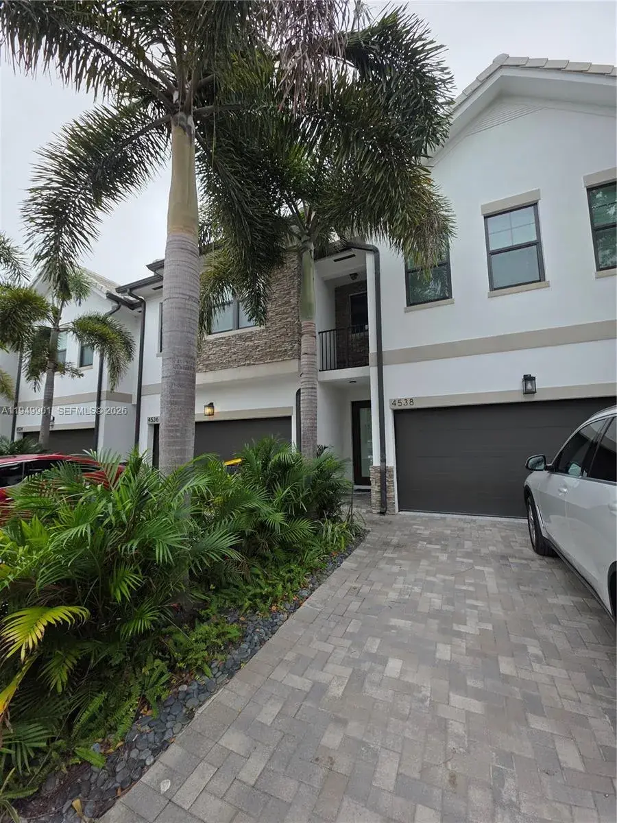 4538 S Aqua Bella Ln, Dania Beach FL 33312
