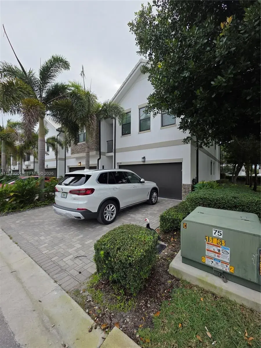 4538 S Aqua Bella Ln, Dania Beach FL 33312