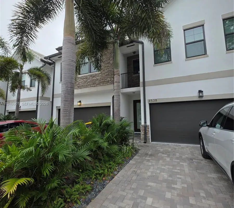 4538 S Aqua Bella Ln, Dania Beach FL 33312