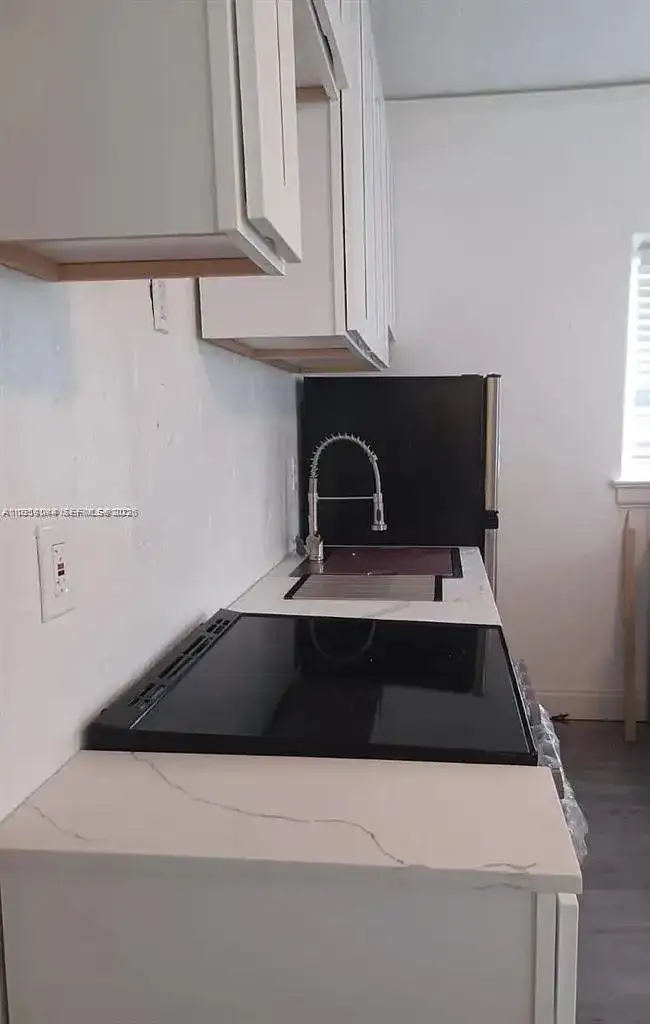 2822 Pine Tree Dr # 4A, Miami Beach FL 33140 photo 2