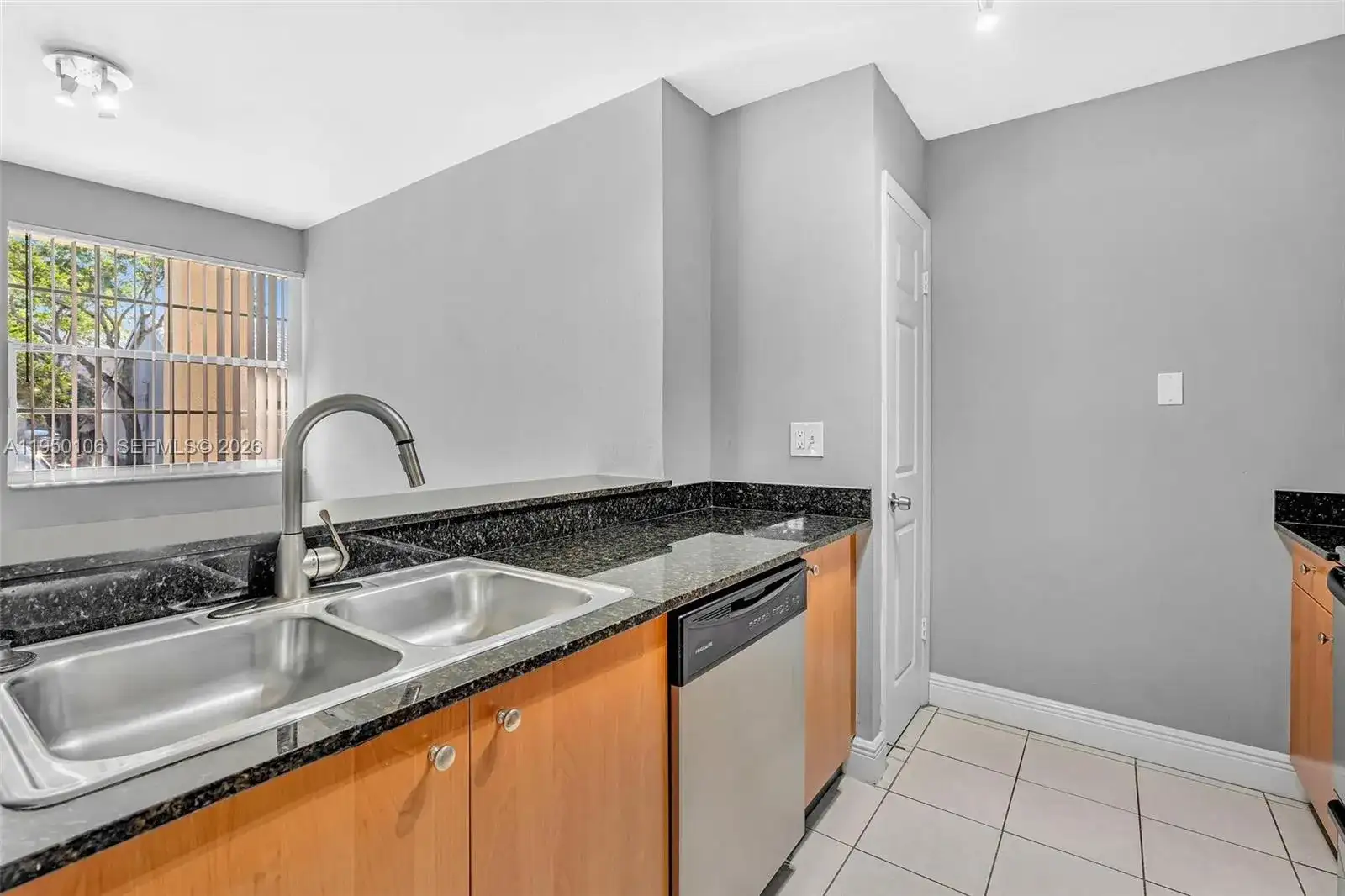 2881 N Oakland Forest Dr # 113, Oakland Park FL 33309 photo 5