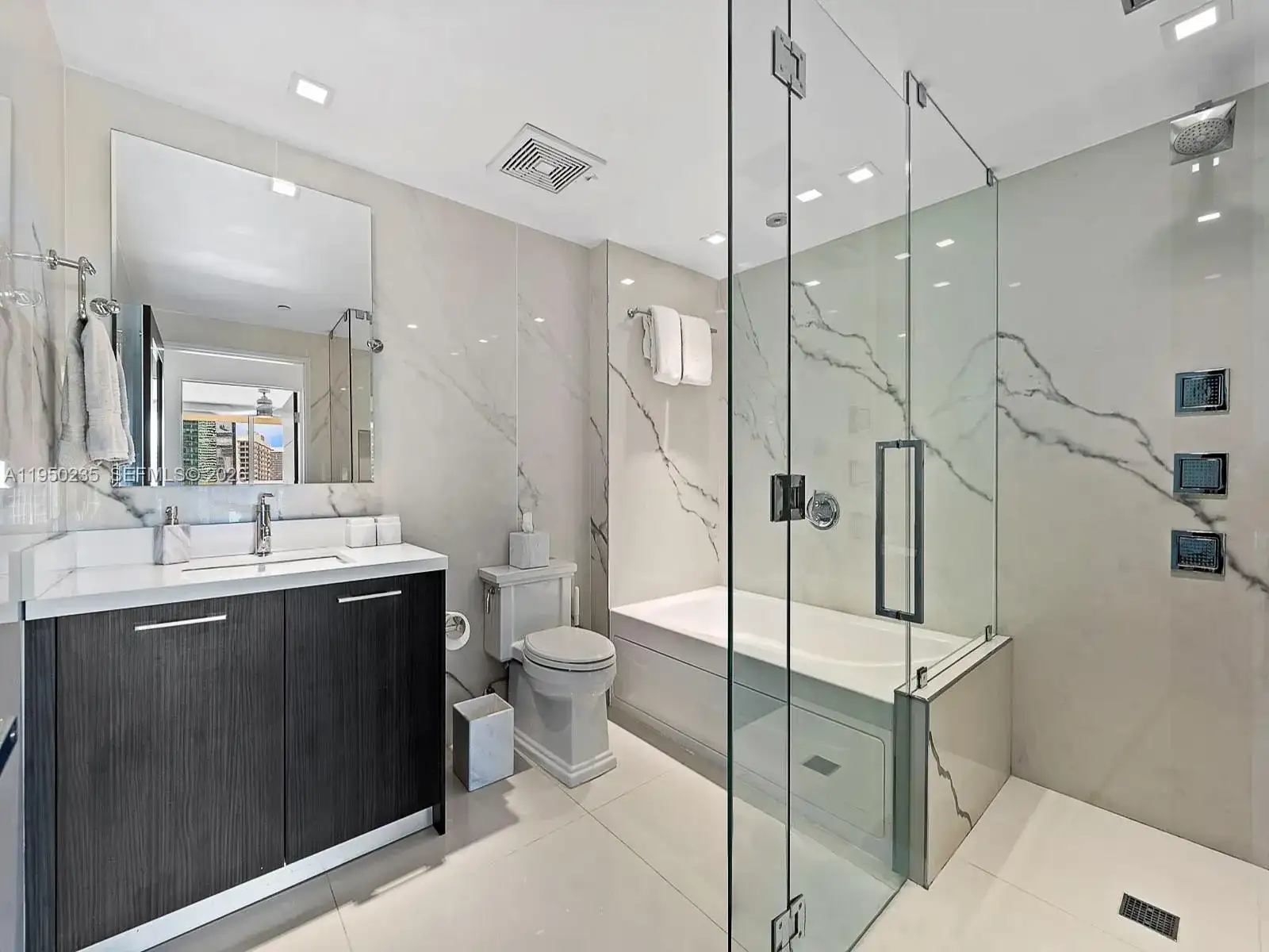 500 Brickell Ave # 2203, Miami FL 33131 photo 2
