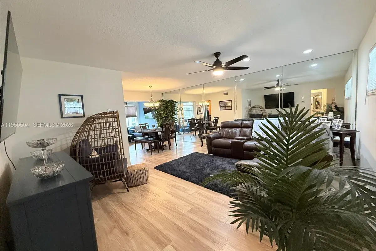 18 Colonial Club Dr # 202, Boynton Beach FL 33435