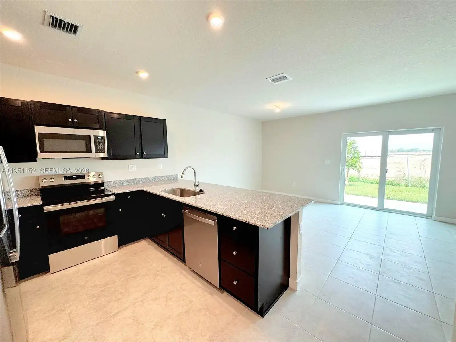 1054 NW 6 terr, Florida City FL 33034 photo 3