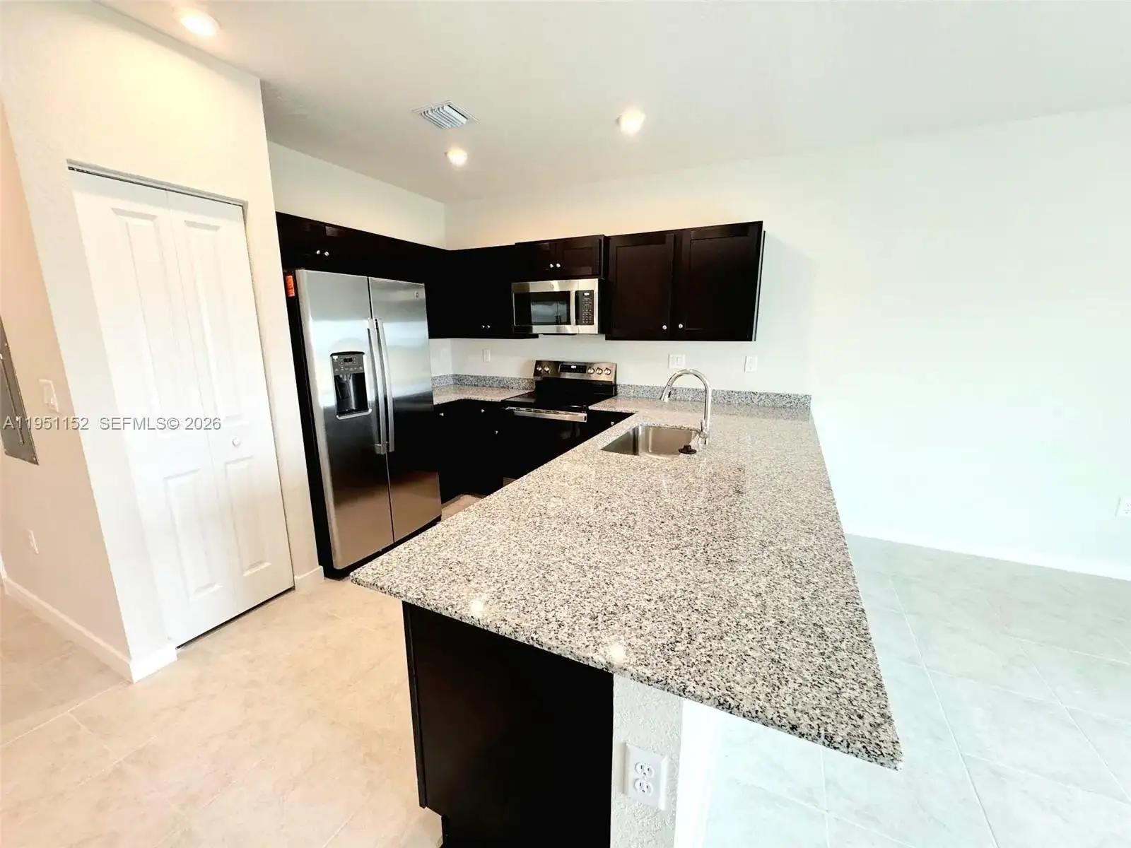 1054 NW 6 terr, Florida City FL 33034 photo 4