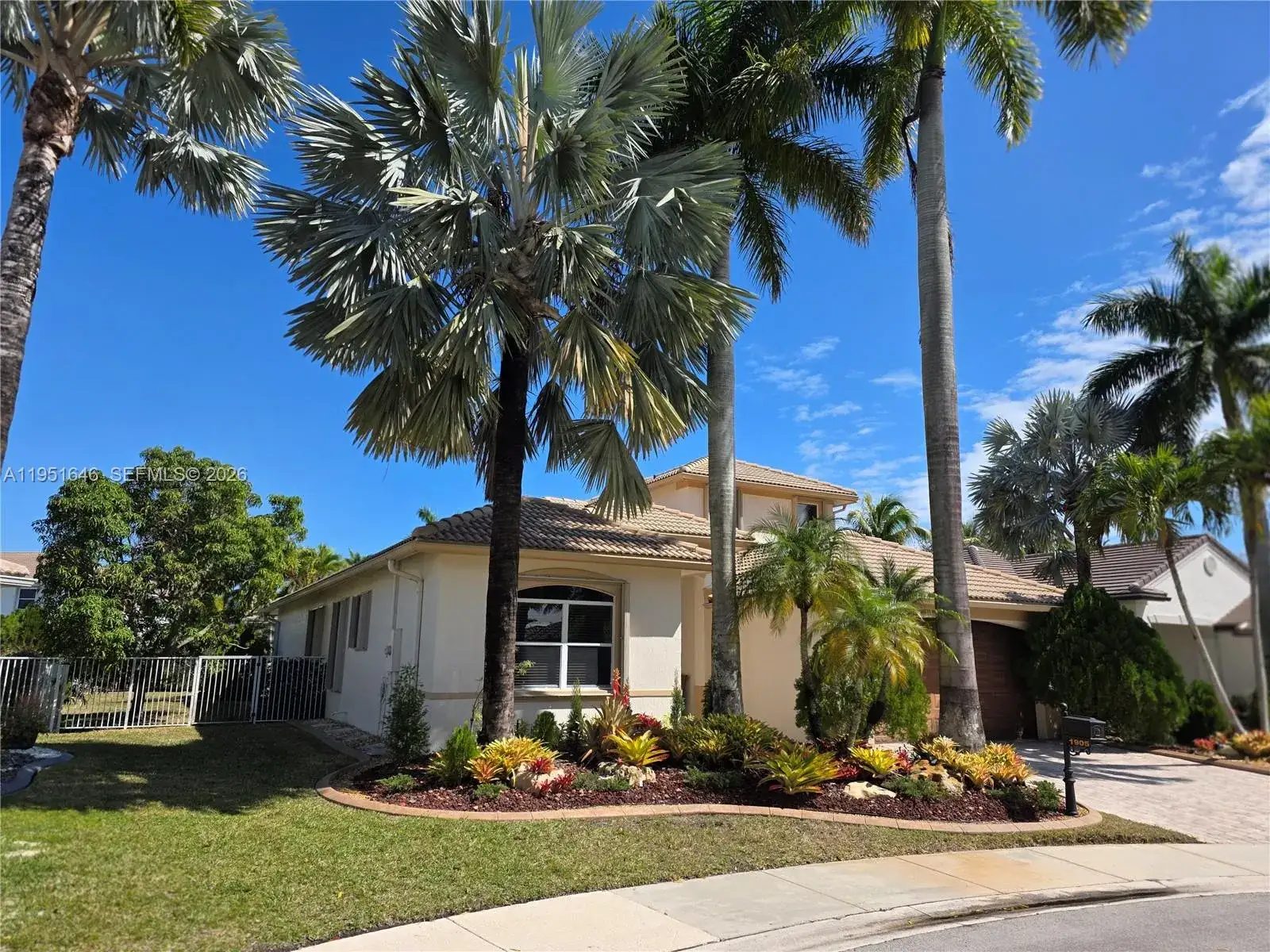 1905 Harbor View Cir, Weston FL 33327 photo 3