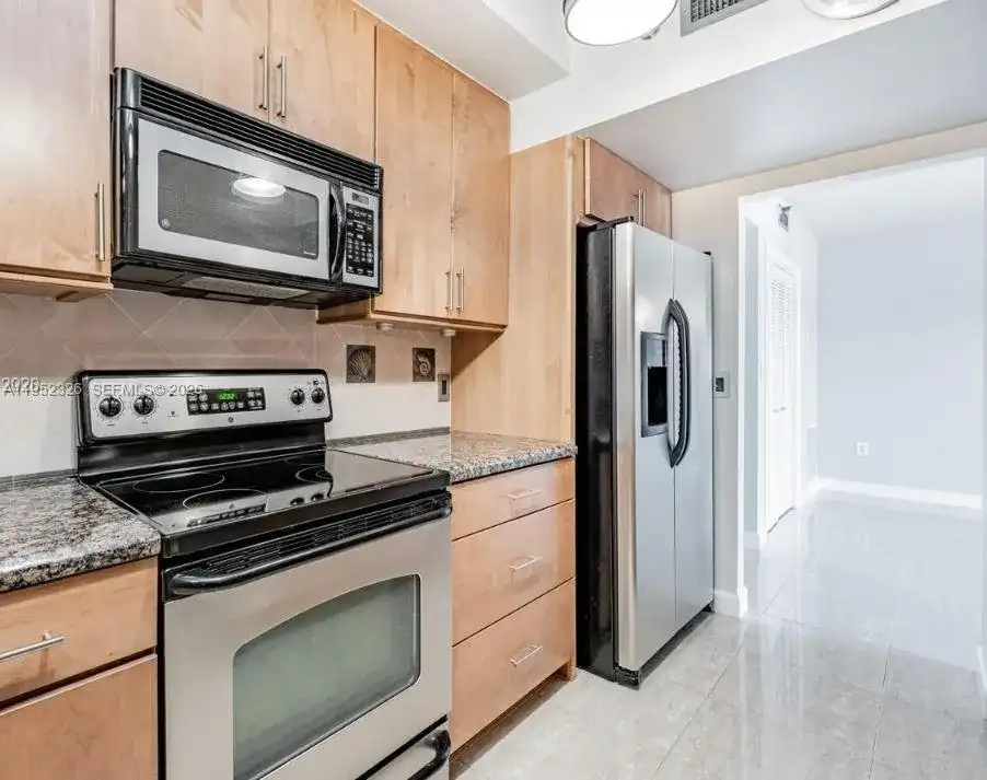 4001 Hillcrest Dr # 914, Hollywood FL 33021