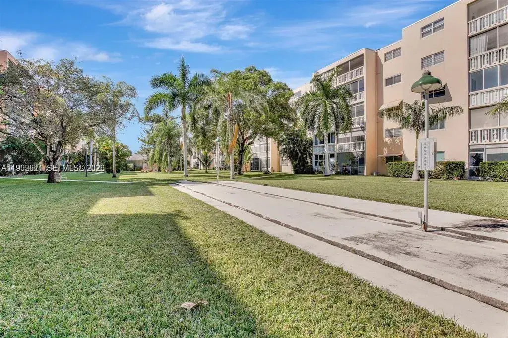 219 NE 14th Ave # 107, Hallandale Beach FL 33009