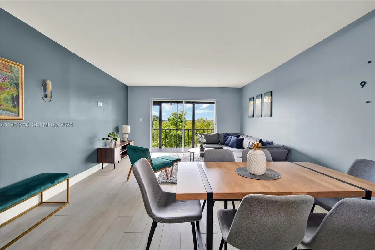 950 Hillcrest Dr # 414, Hollywood FL 33021