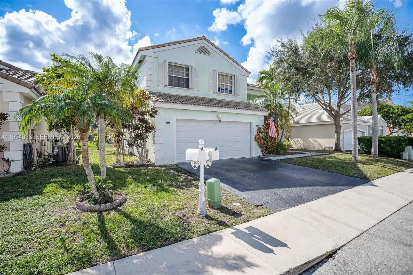 13930 Oak Ridge Dr, Davie FL 33325 photo 2