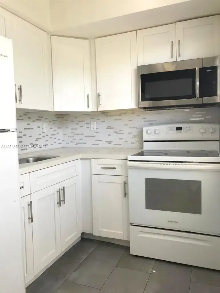 17031 NE 21st Ave, North Miami Beach FL 33162 photo 2