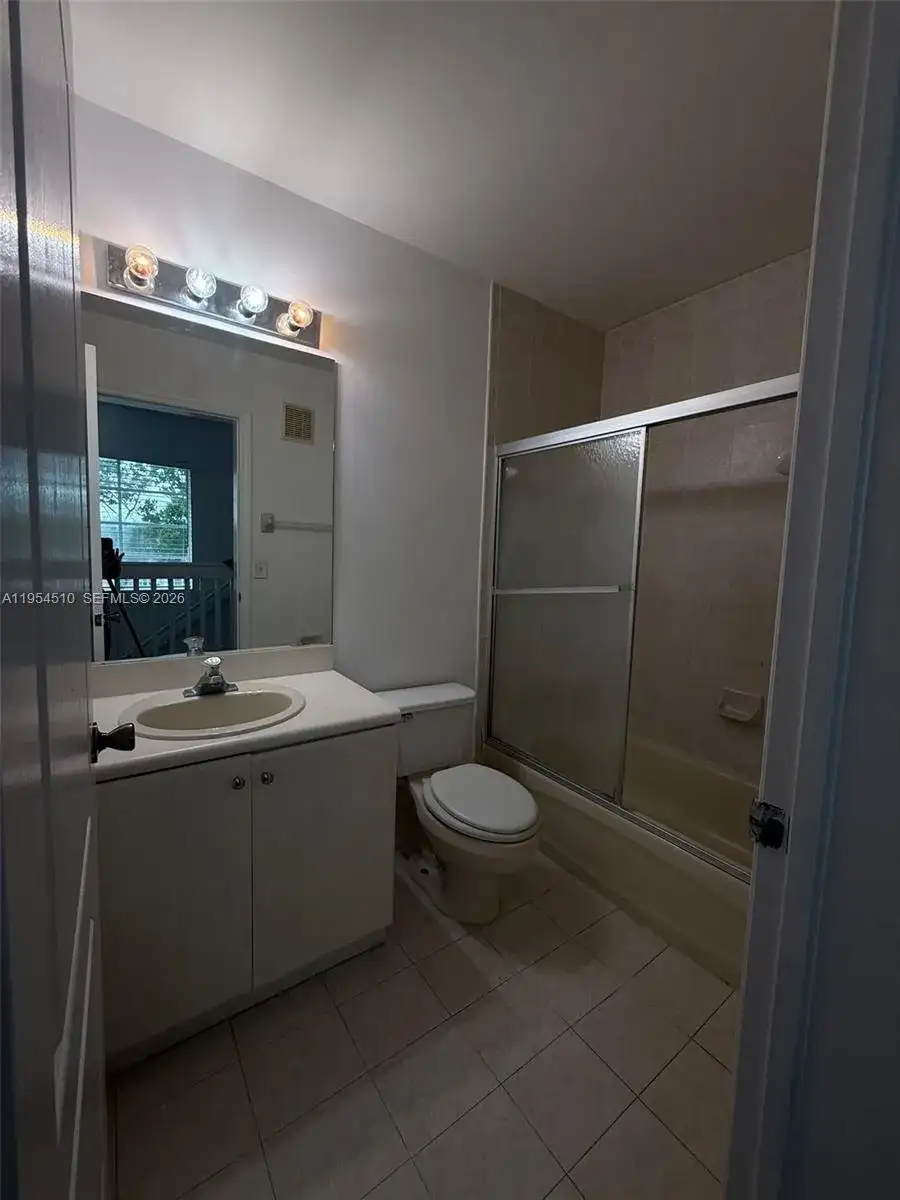 17640 NW 73rd Ave # 19, Hialeah FL 33015 photo 4