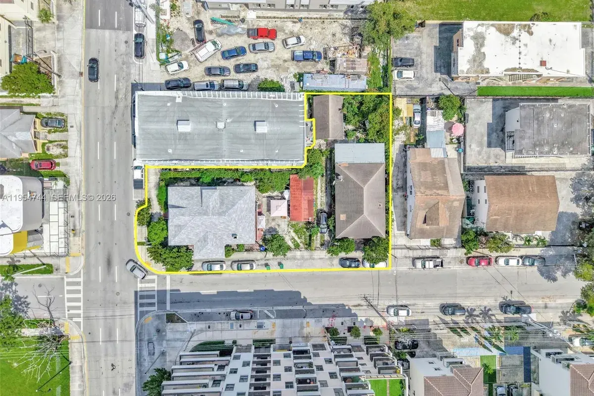 676 & 119 SW 1st St, Miami FL 33130