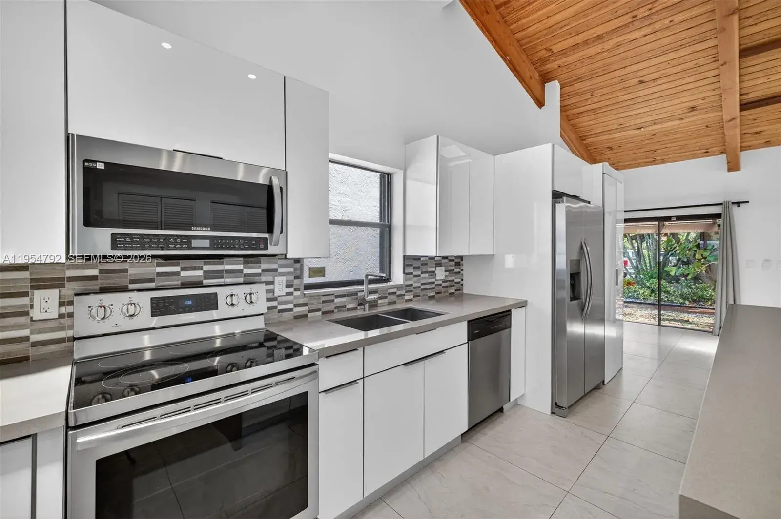 2619 S Parkview Dr, Hallandale Beach FL 33009