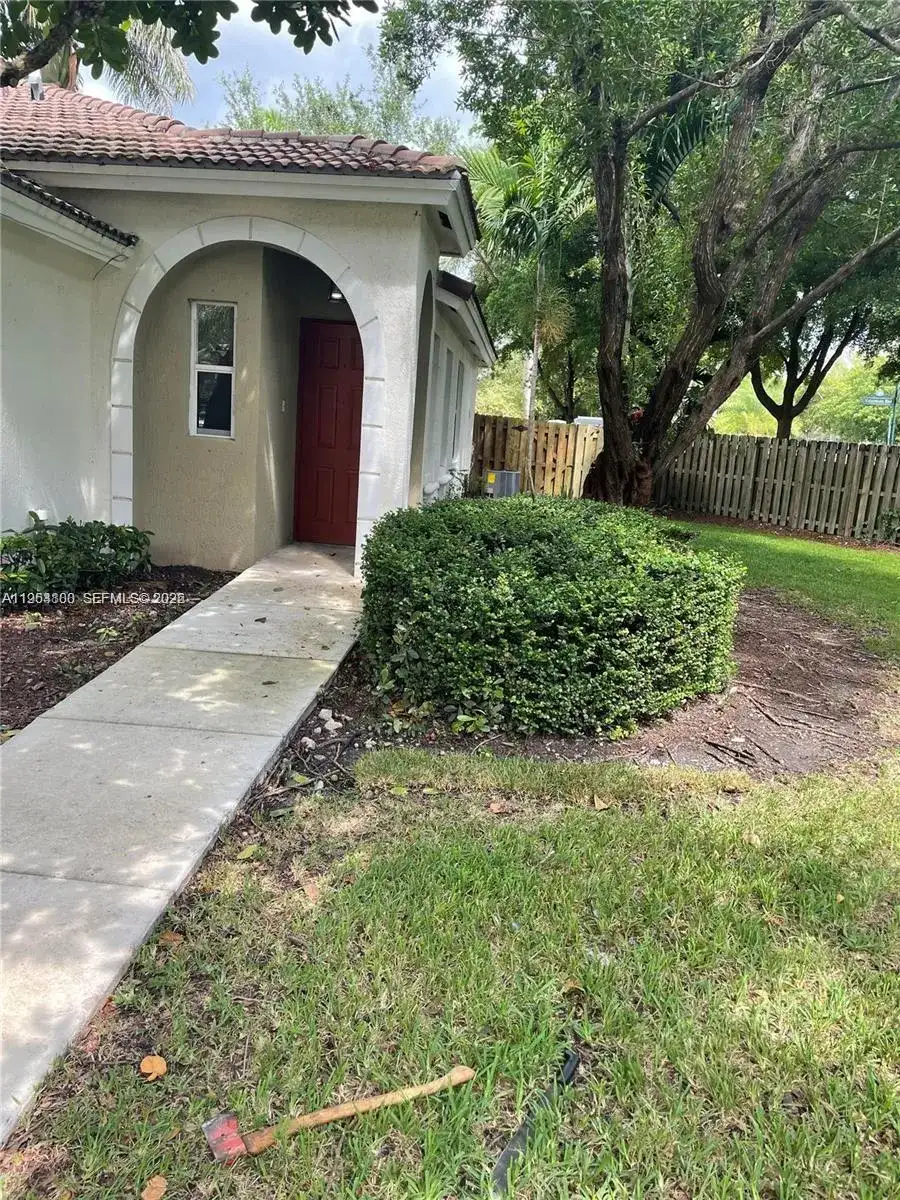 4295 NE 10th Ct, Homestead FL 33033 photo 2
